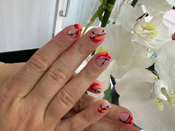 Deluxe Nails gallery