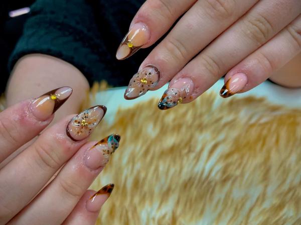 Deluxe Nails gallery