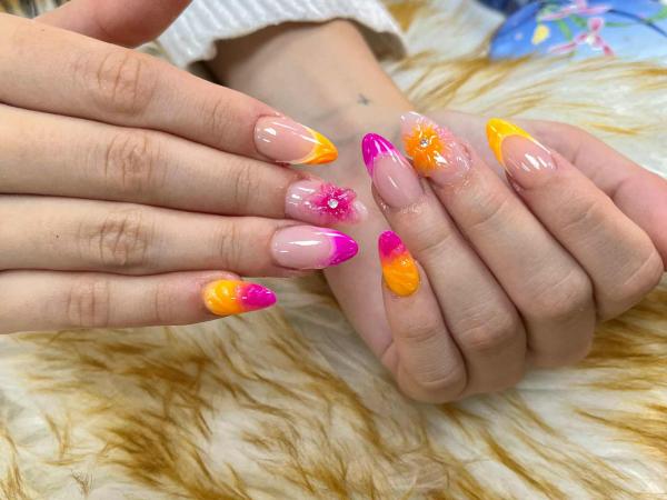 Deluxe Nails gallery