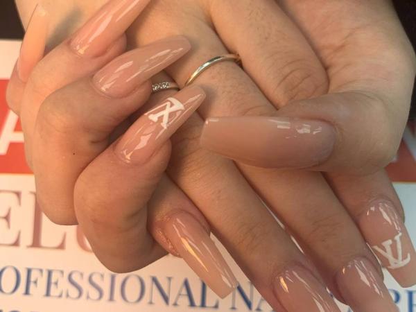 Deluxe Nails gallery