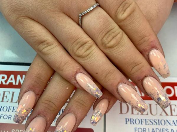 Deluxe Nails gallery