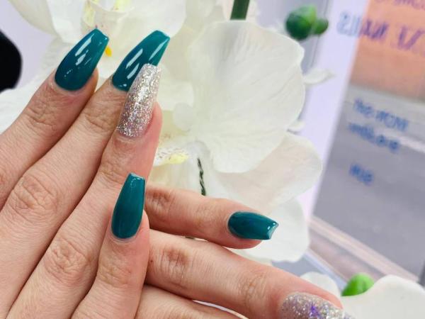 Deluxe Nails gallery