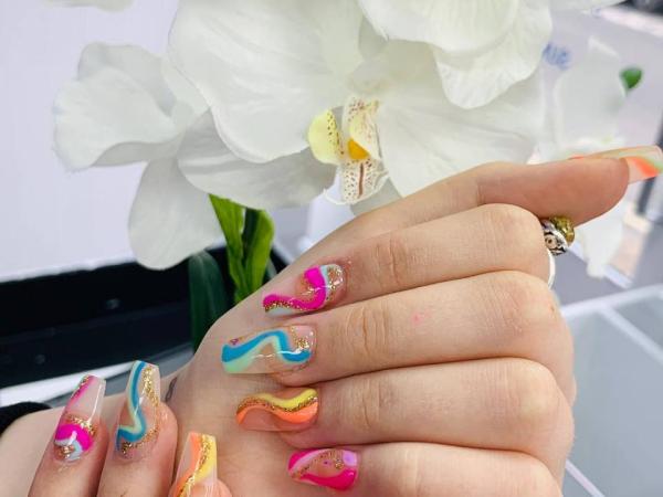 Deluxe Nails