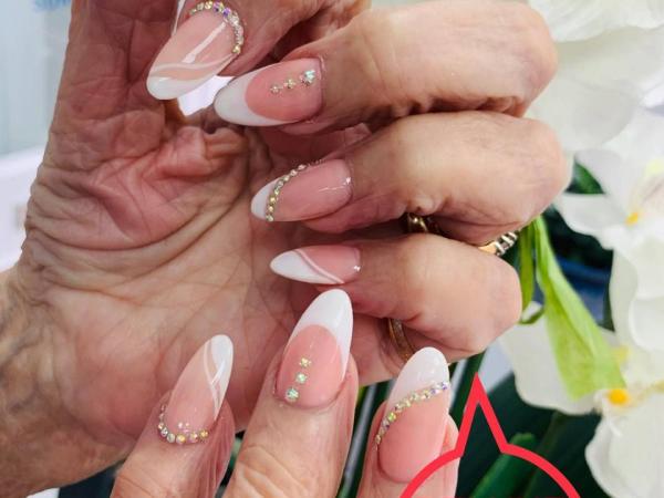 Deluxe Nails gallery